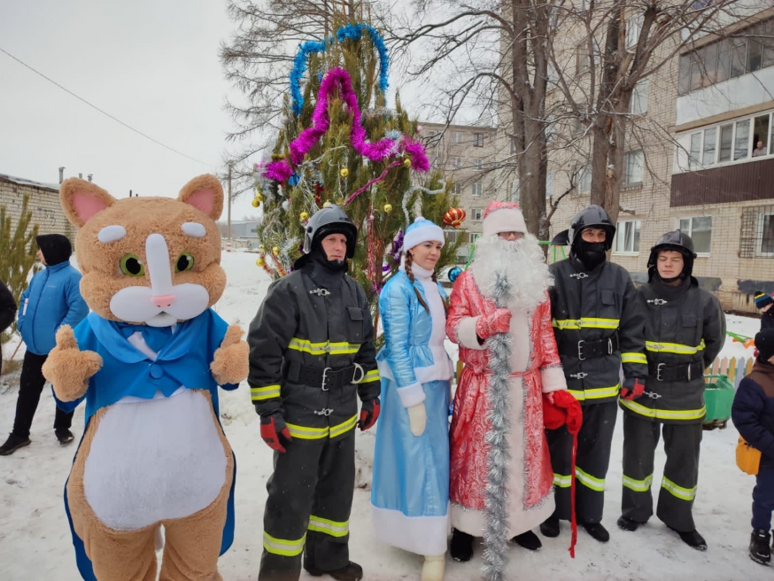 К нам сегодня в ТОС «Володарец» приехали гости - команда Пожарного Деда Мороза