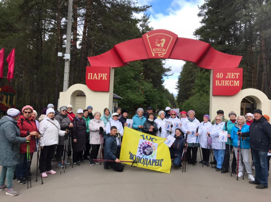 Тренировка по скандинавской ходьбе для жителей серебряного возраста