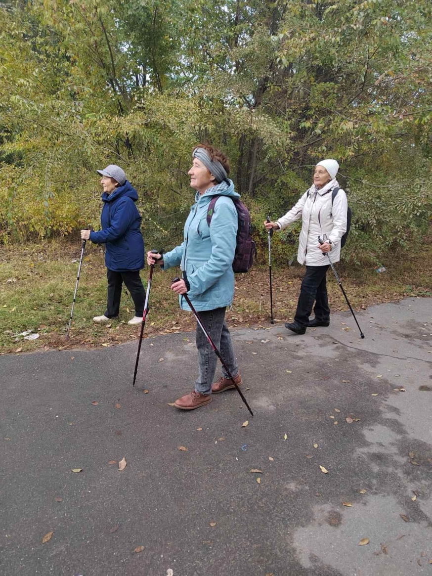 У нас прошли занятия по скандинавской ходьбе на свежем воздухе